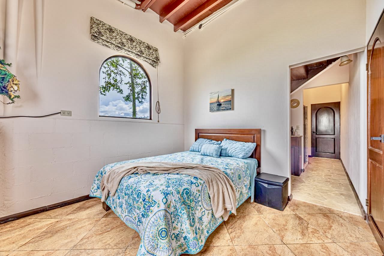 Lower-level guest suite